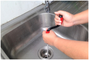 Utiliser un serpent de plombier pour déboucher un drain de lavabo